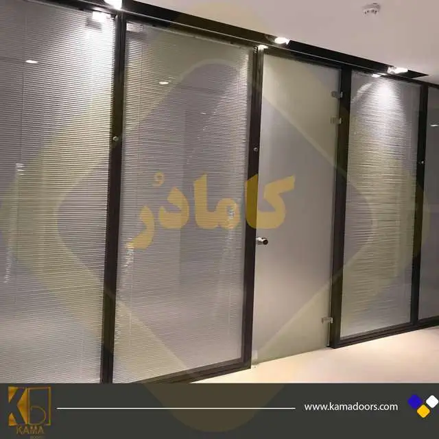 محاسبه قیمت شیشه سکوریت یا شیشه میرال 8 | پارتیشن شیشهای سکوریت مدرن برای فضای اداری و تجاری