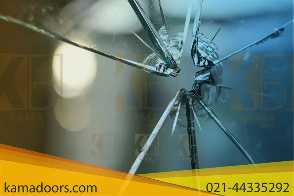 یک شیشه حمام شکسته را نشان می‌ دهد که ترک‌ های آن از دو نقطه برخورد مشخص شروع شده و به صورت ترک‌ های نازک‌ تری که در سراسر پخش شده‌ اند، منتشر می‌ شوند. که به طور کلی بیانگر این است که شیشه حمامی ممکن است بشکند. بنابراین بهتر است در ساخت شیشه های حمامی از شیشه سکوریت کامادر استفاده کرد تا از ایمنی بالاتری برخوردار باشد.