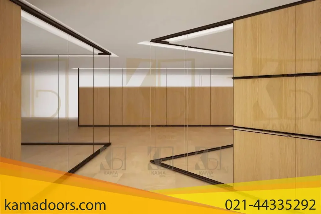 یک فضای داخلی مدرن با طراحی مینیمالیستی را نشان می دهد. اتاق دارای پارتیشن های چوبی کامادر بر روی دیوارها و کف است و آینه های بزرگ فضای بزرگ تری را تداعی می کنند. سقف دارای نورپردازی مخفی است و طراحی کلی تمیز و هندسی با خطوط تیز و پالت رنگی خنثی است. ترکیب آینه ها و چوب، ظاهری شیک و معاصر ایجاد می کند.