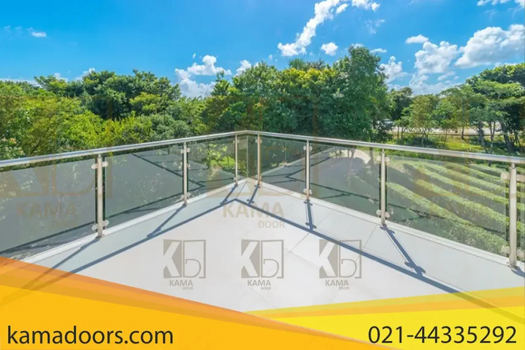 یک بالکن پر از آرامش را در فضای باز با نرده‌ های شیشه‌ ای با فریم فلزی، نشان می‌ دهد. شیشه های بالکنی نرده ای جلوه خاصی به محیط بالکن بخشیده اند. بالکن مشرف به یک پارک سرسبز مملو از درختان و مناطق چمن کاری شده است. آسمان اکثرا صاف است که حکایت از یک روز خوش دارد. کف بالکن از کاشی های بزرگ و با رنگ روشن ساخته شده است.