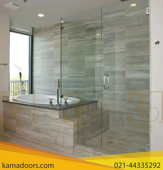 یک حمام مدرن را به تصویر می‌کشد که با دقت طراحی شده تا عملکرد را با زیبایی‌ شناسی ترکیب کند. طرح رنگ غالب خاکستری است، همانطور که در تجزیه و تحلیل نشان داده شده است، که طراحی داخلی مدرن و براق را نشان می دهد. وجود درب های شیشه ای یک نقطه کانونی است که فضایی تمیز و باز را نشان می دهد که فضای کلی اتاق را افزایش می دهد. همچنین وجود سینک، شیر آب و آینه را که اجزای ضروری یک حمام هستند، نشان می دهد که به سمت فضای مجهز و مرتب شده اند. ذکر لوازم حمام، وان حمام، و وسایل لوله کشی، درک ما را از اتاق بیشتر می کند، که نشان دهنده یک چیدمان حمام کاملاً کاربردی و احتمالاً مجلل است. گنجاندن کاشی و سنگ مرمر در توضیحات مواد باکیفیت را نشان می دهد که به زیبایی و بادوام بودن حمام کمک می کند. این حمام با ترکیبی از عناصر طراحی مدرن و عملکرد، مظهر فضاهای زندگی معاصر است که راحتی و سبک را در اولویت قرار می دهند.