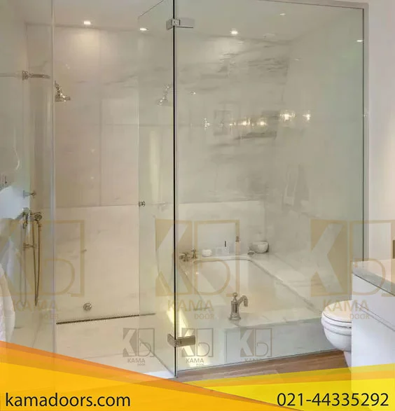 یک حمام مدرن با یک قسمت دوش محصور در شیشه را نشان می دهد. به نظر می رسد که شیشه مه گرفته یا با رطوبت یخ زده است، که نشان می دهد ممکن است دوش به تازگی استفاده شده باشد یا برای حفظ حریم خصوصی به این شکل طراحی شده باشد. کابین دوش دارای قاب مینیمالیستی است که ظاهری براق و امروزی به آن بخشیده است. در قسمت دوش، وسایل متصل به دیوار وجود دارد که احتمالاً سر دوش و کنترل‌ ها هستند، اما به دلیل مه‌ گرفتگی شیشه به وضوح قابل مشاهده نیستند. دیوار های حمام و فضای داخلی دوش به نظر می رسد کاشی کاری شده اند و یک قفسه فرورفته در قسمت دوش وجود دارد که معمولاً برای قرار دادن لوازم آرایش استفاده می شود. بیرون از دوش، روشویی حمام با سینک رومیزی دیده می شود. در بالای سینک، یک شیر آب دیواری قابل مشاهده است. یک آینه مستطیلی در بالای سینک وجود دارد که عرض روشویی را پوشانده است. حوله‌ ها یا حوله‌ های حمام روی قلاب‌ های سمت چپ محل دوش آویزان هستند و حوله‌ گرمکن یا رادیاتور در سمت چپ دیده می‌شود.