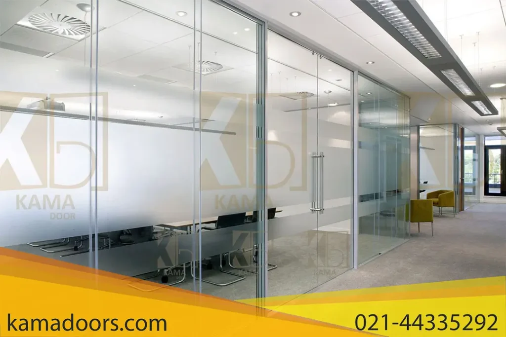 نشان دهنده فضای اداری مدرن با پارتیشن های شیشه‌ ای است. پارتیشن های شیشه ای نیز توسط شرکت کامادر طراحی و نصب شره اند. صندلی‌ ها و میز هایی از پشت شیشه قابل مشاهده هستند که نشان دهنده یک اتاق جلسه یا کنفرانس است. کف خارج از محوطه شیشه‌ ای با فرش‌ هایی در دو رنگ مختلف پوشیده شده و یک صندلی زرد رنگ در گوشه، رنگی متفاوت به فضای غالباً خنثی اضافه می‌ کند. سقف دارای نورپردازی توکار است و انعکاس‌ هایی روی سطوح شیشه‌ ای دیده می‌ شود.