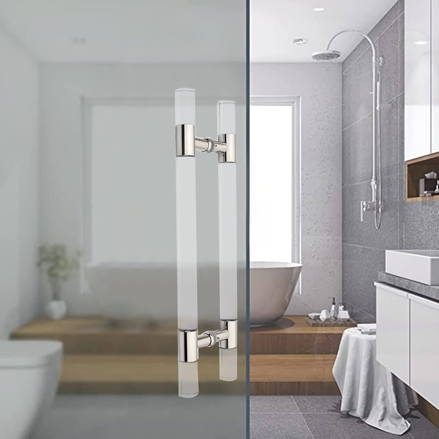 حمامی با عناصر طراحی مدرن دیده می شود که دارای یک درب شیشه‌ای است که اجازه می‌دهد نور طبیعی به فضا سرازیر شود. علاوه بر آن یک دستگیره فلزی نیز به این درب متصل است. رنگ های غالب خاکستری و سفید یک زیبایی شناسی تمیز و براق ایجاد می کنند. اتاق به خوبی روشن است، با وسایل لوله کشی دیواری که به حس معاصر می افزاید. یک آینه بزرگ بالای سینک آویزان است که بقیه اتاق را منعکس می کند و آن را حتی دل باز تر نشان می دهد. لوازم حمام با دقت انتخاب شده اند تا مکمل یکدیگر باشند، با سینک و شیر آب که در جلوی پشتی کاشی قرار گرفته اند. یک وان حمام در مقابل یک دیوار قرار گرفته و با حوض عمیق و طراحی براق خود آرامش را به شما القا می کند. کف نیز در سایه های خاکستری کاشی کاری شده است که تمام جنبه های این طراحی منسجم را به هم گره می زند. علاوه بر عناصر کاربردی مانند وسایل لوله کشی و آینه ها، نکات تزئینی نیز در سراسر این حمام دیده می شود. یک گیاه گلدانی مقداری سبزی به فضا می‌افزاید و در عین حال خطوط یا زوایای خشن را نرم می‌کند. علی رغم اینکه این حمام در داخل خانه است، به لطف چیدمان متفکرانه و استفاده از منابع نور طبیعی، روشن و مطبوع به نظر می رسد.
