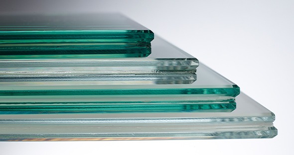 مجموعه ای از صفحات شیشه ای سکوریت شفاف و صاف با لبه های صیقلی نشان داده شده است که به صورت افقی بر روی یکدیگر قرار گرفته اند. به نظر می رسد که هشت قطعه شیشه سکوریت بر روی هم به صورت جلو و عقب بر روی هم قرار گرفته اند که از هر رنگ دو قطعه شیشه ای وجود دارد. این قطعات شیشه ای سکوریت در رنگ های متقاوتی می باشند که از پایین به بالا رنگ سفید یا بی رنگ سپس رنگی که نزدیک به سبز است و بعد دو قطعه بی رنگ با سفید و سپس دو لایه سبز تیره تر دیده می شود.