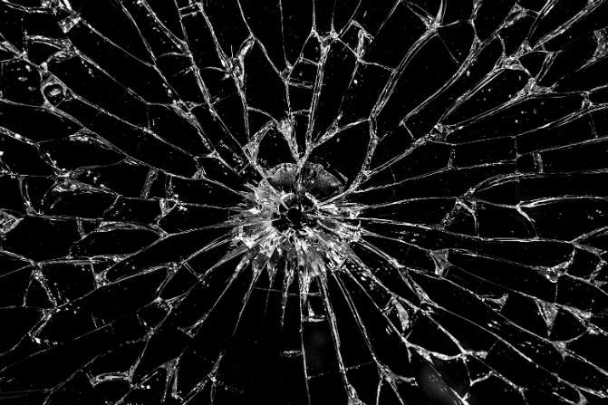 شیشه های سکوریت شکسته ای را نشان می دهد که به نظر می رسد که شکستگی از یک نقطه مرکزی منشأ گرفته است، با ترک های متعددی که در همه جهات به بیرون تابش می کنند و الگویی شبیه به شبکه ایجاد می کنند. قطعات شیشه سکوریت شکسته در اندازه و شکل متفاوت هستند و لبه های تیز آن قابل مشاهده است. پس زمینه مشکی با کیفیت بازتابنده و شفاف شیشه در تضاد است و بر بافت شکسته و جزئیات پیچیده ترک ها تأکید می کند. ظاهر کلی به شکل شکستگی، تکه تکه شدن و تخریب است.