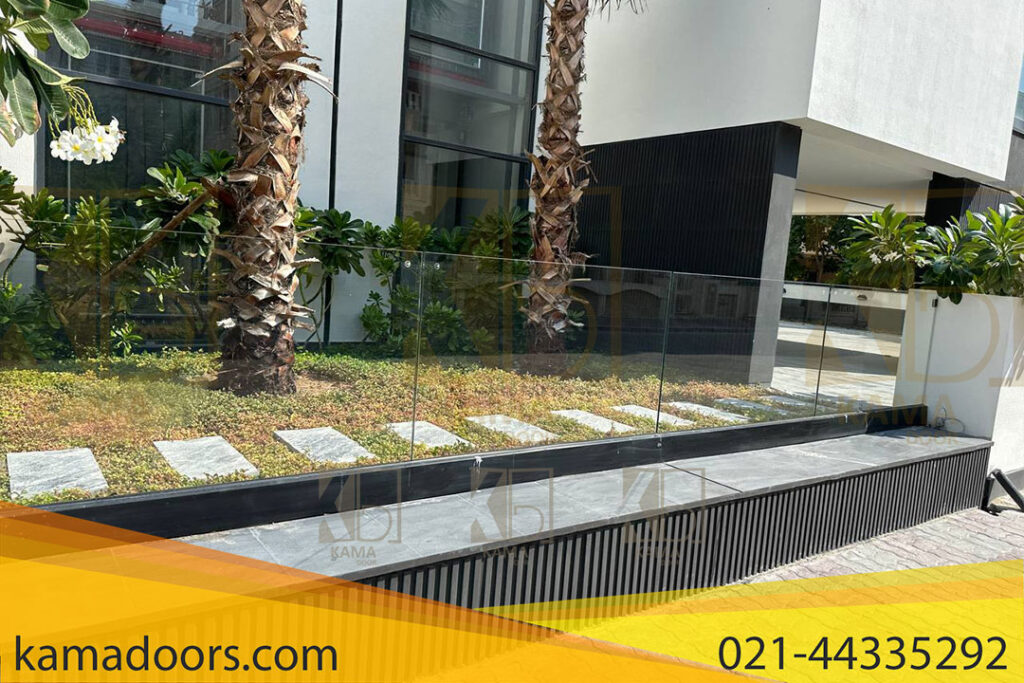 حیاط یک ساختمان مدرن است که توسط نرده های شیشه ای اکسپوز حصارکشی شده. درون این حیاط دو عدد درخت نخل به موازات هم روییده اند و اطراف آن ها پر از برگ‌ های سبز است که منظره ای لذت بخش و آرامش بخص ایجاد کرده است. در سمت چپ این حیاط درختی وجود دارد که شامل گل هایی به رنگ سفید می باشد. پشت درختان نخل پنجره های شیشه ای وجود دارد که به طبقات داخل ساختمان منتهی می شود و این پنجره ها با فریم های مشکی رنگ به هم متصل شده اند. بنظر می رسد نمای کلی ساختمان شامل دو رنگ سفید و مشکی است و حس کلاسیک بودن را القا می کند.