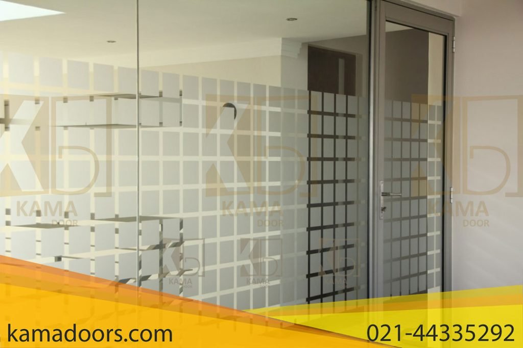 یک فضای داخلی، احتمالاً یک دفتر یا یک ساختمان عمومی را نشان می دهد که دارای یک پارتیشن شیشه ای است. پارتیشن شیشه‌ای دارای طراحی مات یا حکاکی شده با مربع‌ های شفاف و مات است که یک الگوی شبکه‌ ای را تشکیل می‌ دهد و حفظ حریم خصوصی جزئی را فراهم می‌ کند و همچنان به نور اجازه عبور می‌ دهد. در سمت راست دیوار شیشه‌ای یک قاب درب با دربی بسته قرار دارد که نشان می‌ دهد پارتیشن شیشه‌ای ممکن است دو منطقه یا اتاق را در داخل ساختمان جدا کند. در بالای پارتیشن و درب، به نظر می رسد یک سقف کاذب، نمونه ای از فضاهای تجاری داخلی است.
