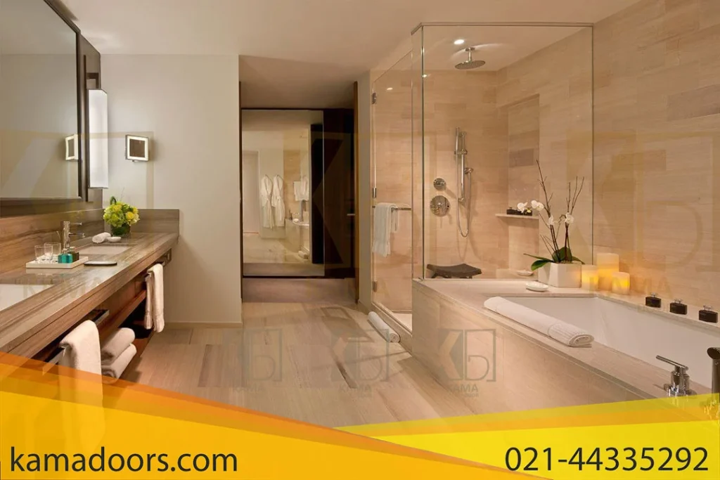 یک حمام مدرنیته را به لطف رنگ‌ های چوب روشن به کار رفته در سرتاسر، با محیطی گرم و دلپذیر نشان می‌ دهد. در محیط روشویی دو سینک وجود دارد که هر کدام با یک آینه همراه هستند و میز پیشخوان با لوازم آرایشی و تزئینی مختلفی از جمله یک گیاه کوچک و حوله های مرتب تا شده تزئین شده است. وان بزرگ که در انتهای اتاق قرار گرفته است با شمع تزئین شده است که فضایی را برای آرامش طراحی شده است. در سمت راست وان دوش حمام قرار دارد که با دیوارهای شیشه ای کامادر و یک درب محصور شده است. دارای دوش دستی و بالای سر است. کف با کاشی‌ های چوبی یا چوبی که هماهنگ با دیوارها و روشویی می‌شوند، تکمیل شده است. در جلوی روشویی، قفسه های باز زیر میز چند حوله رول شده قرار می دهند.