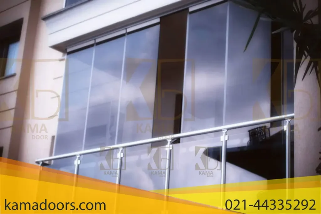 یک بالکن مدرن با شیشه های بالکنی سندبلاست در یک ساختمان را به تصویر می کشد. بالکن دارای پانل های شیشه ای بزرگ و تمیز است که توسط گیره ها و پایه های فلزی در جای خود توسط شرکت کامادر نصب شده اند و منظره ای بدون مانع ایجاد می کند. شیشه ابرها را منعکس می‌ کند و آسمان صاف یا هوای ابری را نشان می‌ دهد. همچنین بخشی از یک گیاه در گوشه بالا سمت چپ قابل مشاهده است که نشان از وجود فضای سبز روی یا نزدیک بالکن دارد.