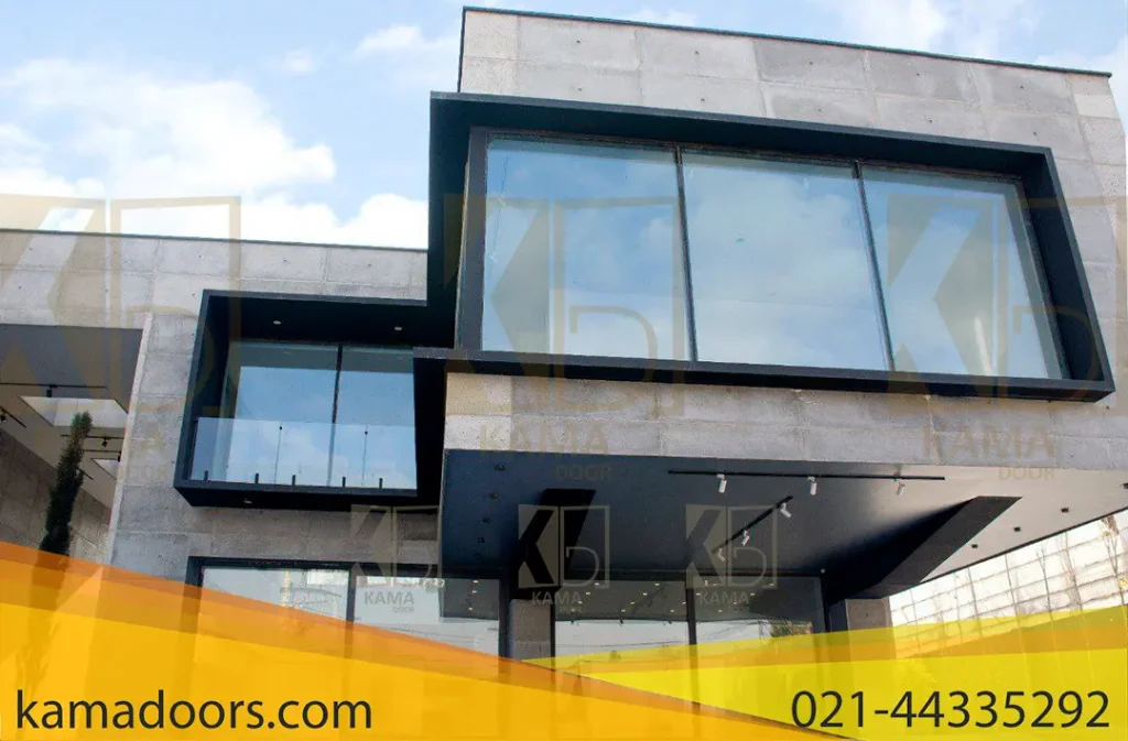 یک ساختمان مدرن با طراحی معماری هندسی را نشان می دهد. این سازه دارای نمای شیشه‌ ای کرتین وال بزرگ است که اساسا توسط شرکت کامادر ساخته شده است. چندین سطح قابل مشاهده است، با سطح بالایی که به سمت خارج از سطح پایین امتداد می یابد و یک برآمدگی ایجاد می کند. آسمان نیمه ابری است که نشان می دهد ممکن است در طول روز در فضای باز باشد.