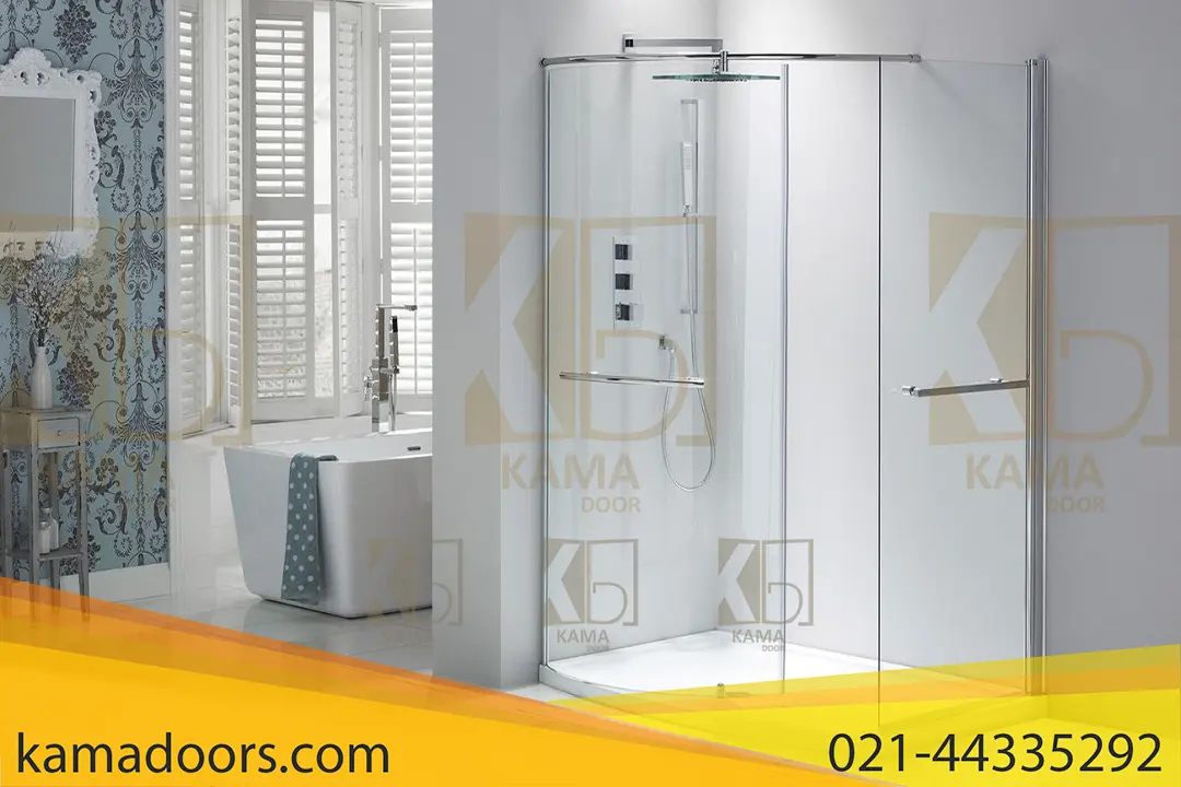 یک فضای داخلی حمام مدرن را با تمرکز روی یک کابین دوش شیشه ای نشان می دهد. دوش دارای یک درب شیشه ای شفاف کامادد و پانل های جانبی، با دستگیره ها و وسایل فلزی است. در داخل دوش، یک سیستم دوش قابل مشاهده با کنترل ها و احتمالاً چندین سر دوش وجود دارد. حمام به خوبی روشن است و دارای کاشی های سفید روی کف و بخشی از دیوارها است، در حالی که یک دیوار دارای کاغذ دیواری تزئینی با طرح آبی است. همچنین یک وان حمام در پس‌زمینه قابل مشاهده است که یک پنجره مجاور آن با کرکره‌های سفید پوشیده شده است و نور طبیعی را فراهم می‌کند. یک سبد لباسشویی در کنار وان حمام دیده می شود. زیبایی شناسی کلی تمیز و مدرن است.