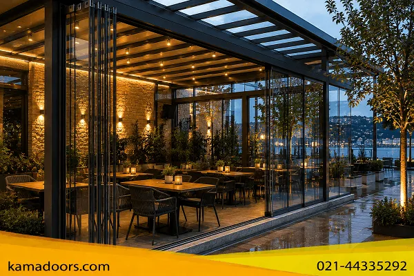 راهنمای جامع و تخصصی انتخاب شیشه مناسب برای هر فضای ساختمان 10 | کافه و رستوران روباز (استفاده در تمام فصول)